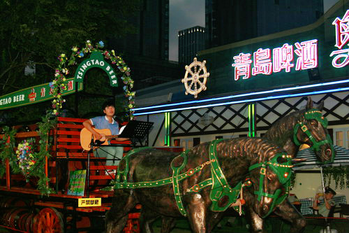 Artists stage performances in Qingdao Beer City