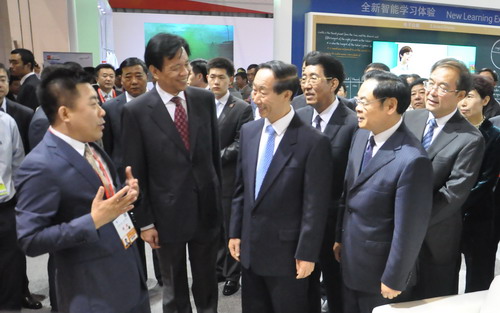 Wang Jiarui tours exhibition pavilions