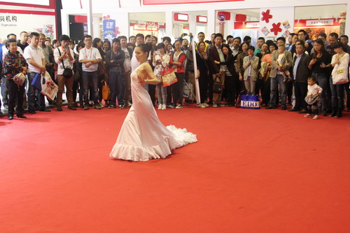 Dance performance attracts visitors