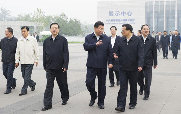 China's top leaders Xi Jinping (2nd R, front), Li Keqiang (1st R, front), Zhang Dejiang (3rd R, front) and other members of the Political Bureau of the Communist Party of China (CPC) Central Committee talk with each other after they visited the Zhongguancun Science Park in Beijing, Sept 30, 2013.