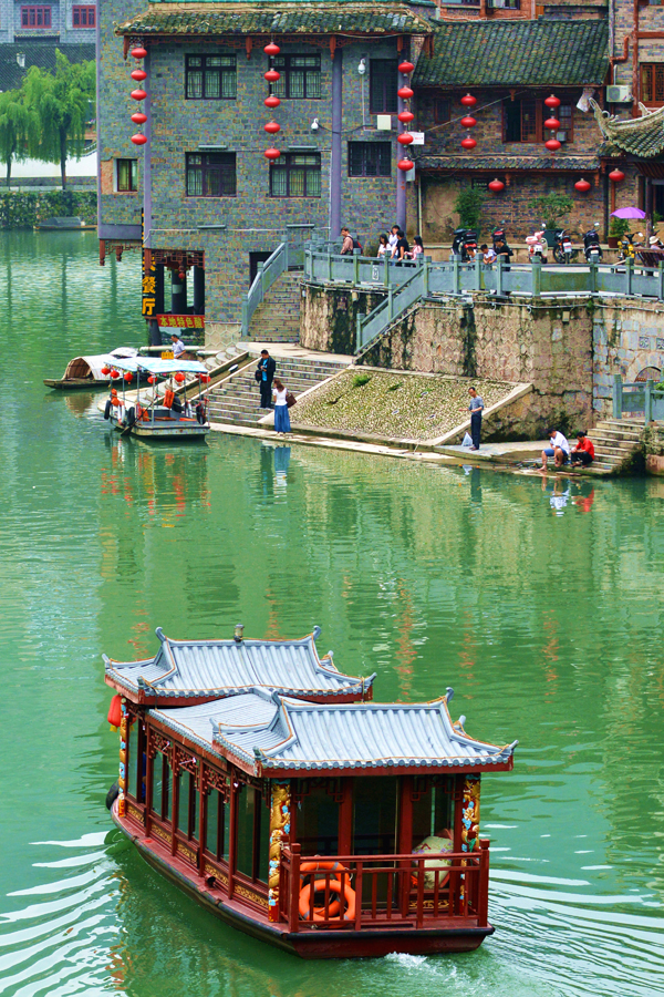 黔東南州舞陽(yáng)河上行駛的游船