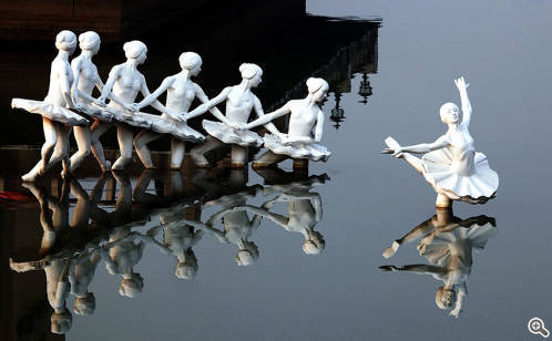 Vibrant Sculptures on Ligongdi