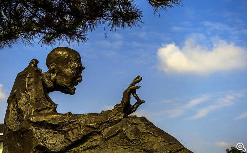 Vibrant Sculptures on Ligongdi