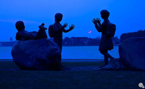 Vibrant Sculptures on Ligongdi