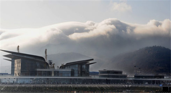 Cloud waterfall wonders appear in Lianyungang