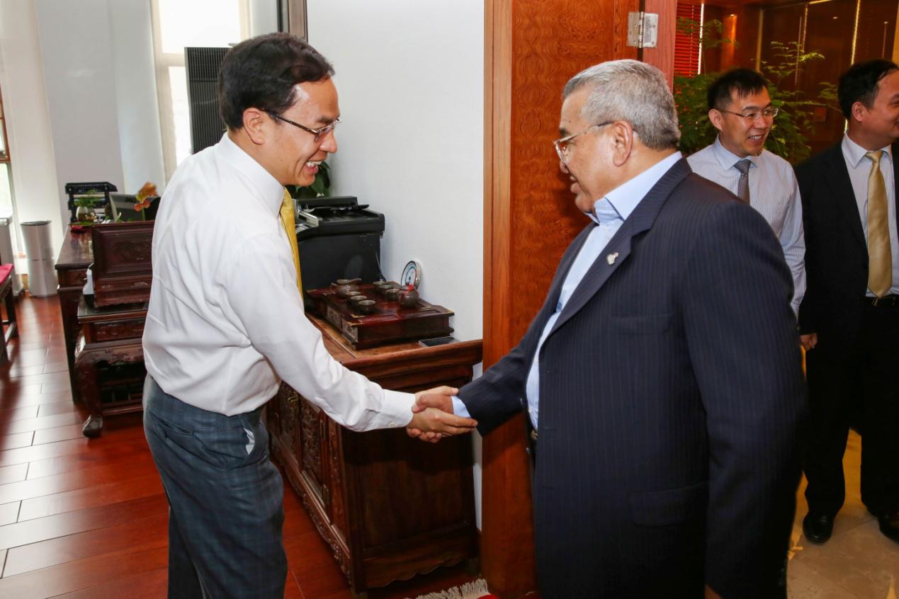 約旦參議長(zhǎng)拉瓦比德訪問漢能 參觀清潔能源展示中心