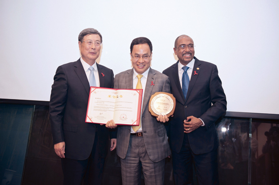 李河君獲紅絲帶“十年功勛獎” 漢能投身防艾事業十年磨一劍