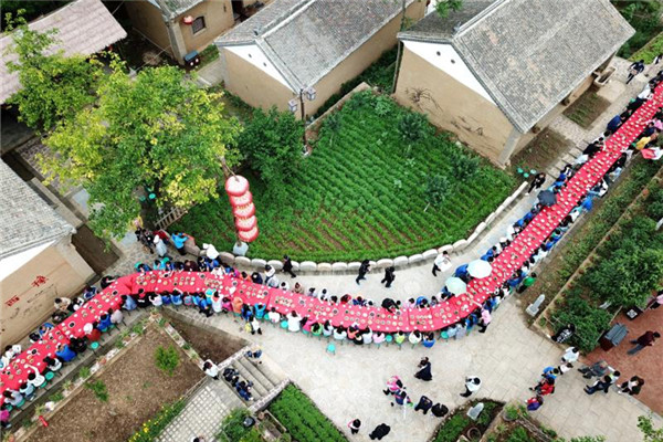 100 pairs of twins ride the waves in drifting festival