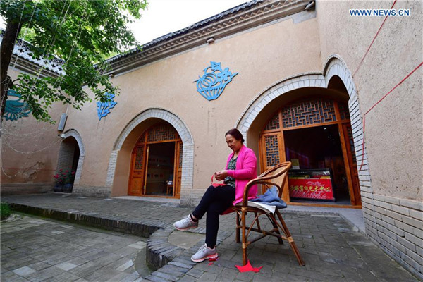 Pic story: inheritor of Shanzhou paper-cutting