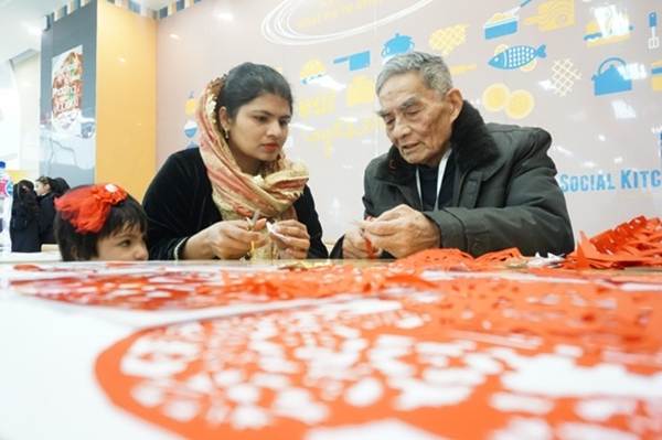 Expats mark Spring Festival the traditional way