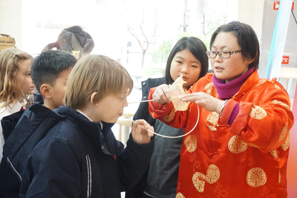 Expats mark Spring Festival the traditional way