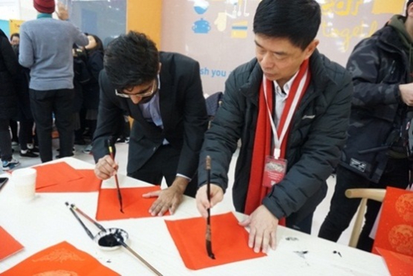 Expats mark Spring Festival the traditional way