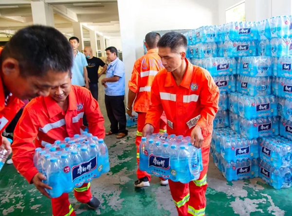 Free water bottles handed out in Xiamen