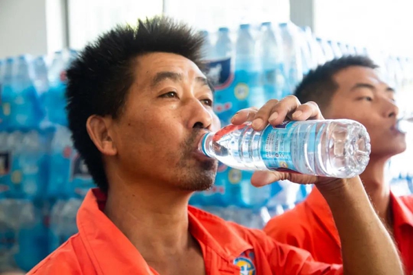 Free water bottles handed out in Xiamen