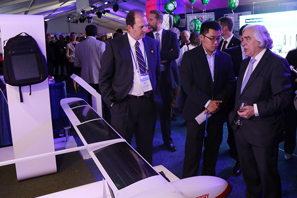 科技部副部長陰和俊參觀漢能清潔技術展位