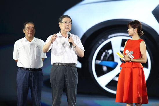 漢能發布全太陽能動力汽車，李河君自駕巡游全場