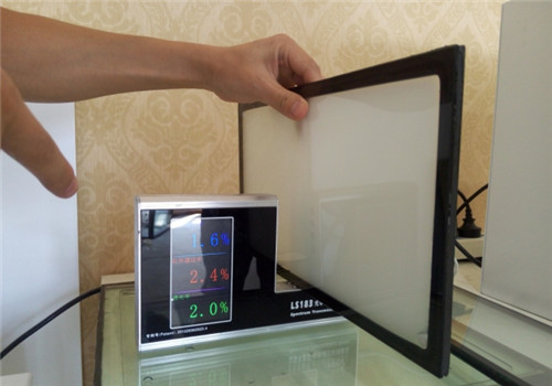 Intelligent glass wall blocks heat in Chongqing