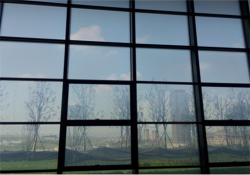 Intelligent glass wall blocks heat in Chongqing