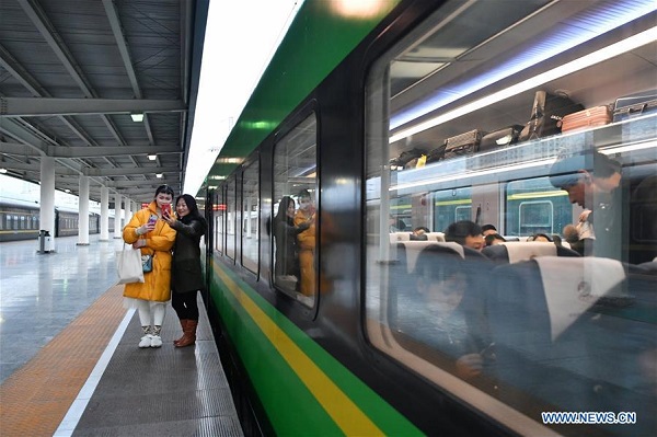 Fuxing bullet train debuts on Lanzhou-Chongqing line