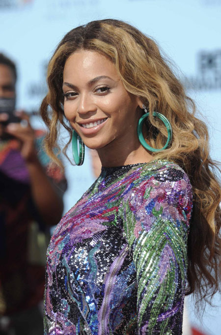 Beyonce smiles after winning the Best Female R&B artist award at BET Awards '09 in L.A.