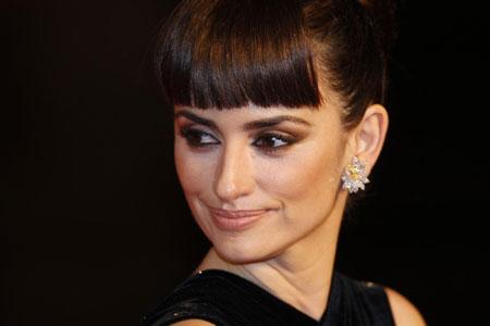 Penelope Cruz arrives for the 2009 BAFTA awards ceremony in London