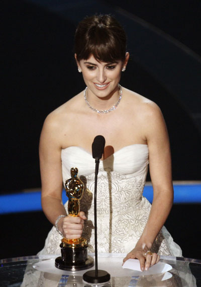 Cruz holds the Oscar for best supporting actress during the 81st Academy Awards