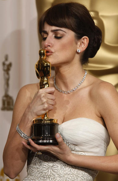 Cruz holds the Oscar for best supporting actress during the 81st Academy Awards