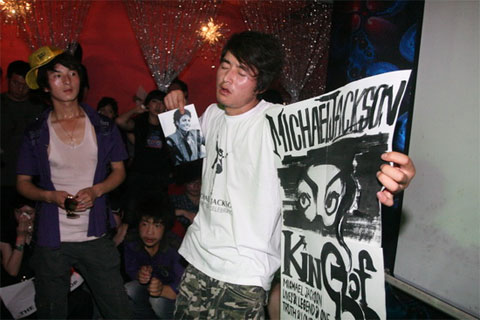 Fans mourn the death of Michael Jackson in Beijing