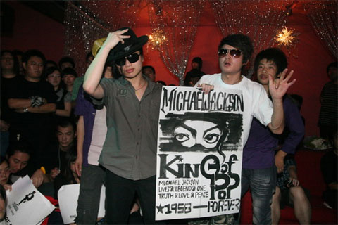 Fans mourn the death of Michael Jackson in Beijing