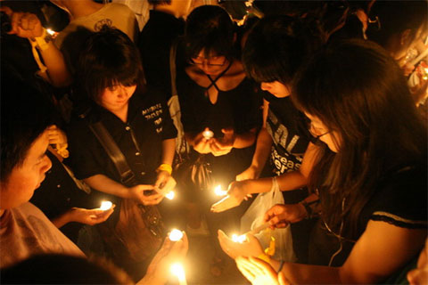Fans mourn the death of Michael Jackson in Beijing
