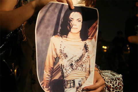 Fans mourn the death of Michael Jackson in Beijing