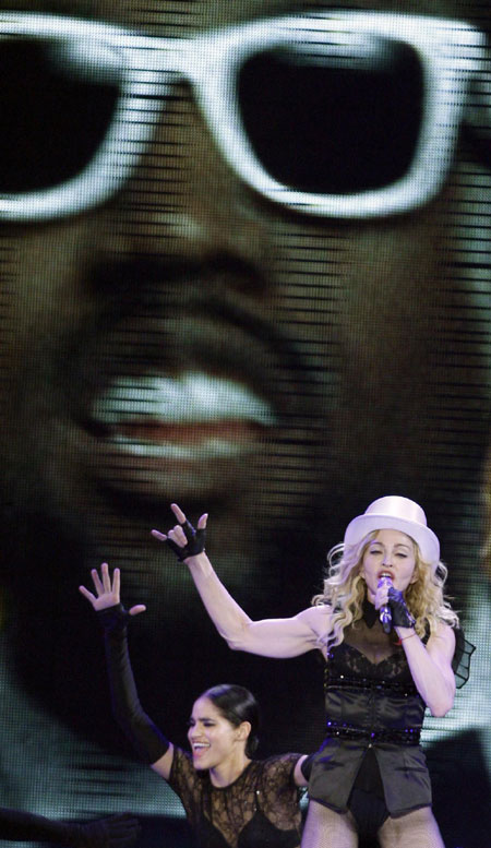 Madonna pays tribute to Michael Jackson at concert