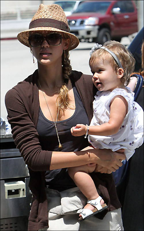 It mom Jessica Alba caught in the lens