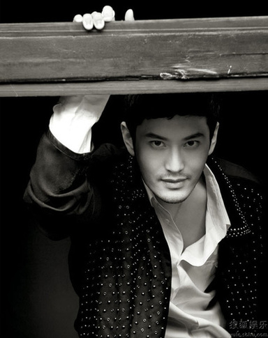 Huang Xiaoming's high profile in Men's style