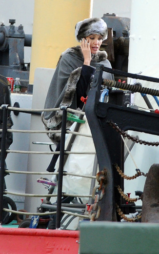 Angelina Jolie spotted talking on the phone