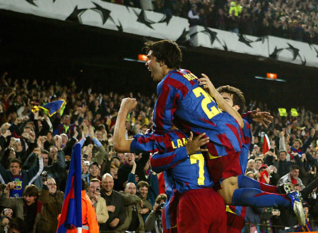 Barcelona's soccer players celebrate a goal during their Champions League first knockout round return leg soccer match against Chelsea at Nou Camp Stadium in Barcelona, Spain, March 7, 2006. [Reuters]