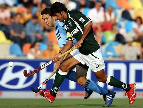 Argentina's Lucas Ernan Cammareri (back) fights for the ball with Pakistan's Muhammad Saqlain during their Men's Field Hockey World Cup match at the Warsteiner Hockey Park stadium in Moenchengladbach September 11, 2006.