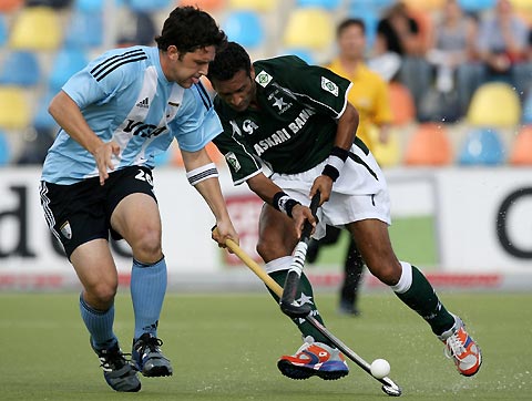 Argentina's Lucas Ernan Cammareri (back) fights for the ball with Pakistan's Muhammad Saqlain during their Men's Field Hockey World Cup match at the Warsteiner Hockey Park stadium in Moenchengladbach September 11, 2006. 