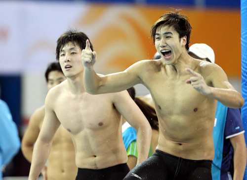China wins men's 4x100m freestyle relay