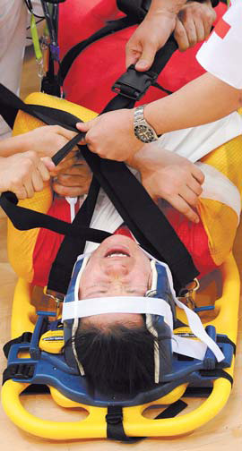 Wheel clashes leave silver medalist on wheel