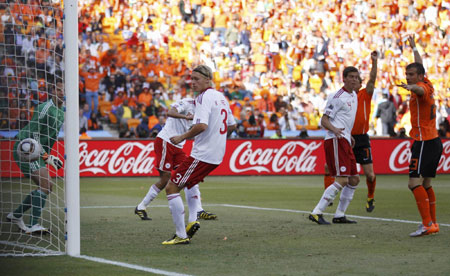 Netherlands beat Denmark 2-0