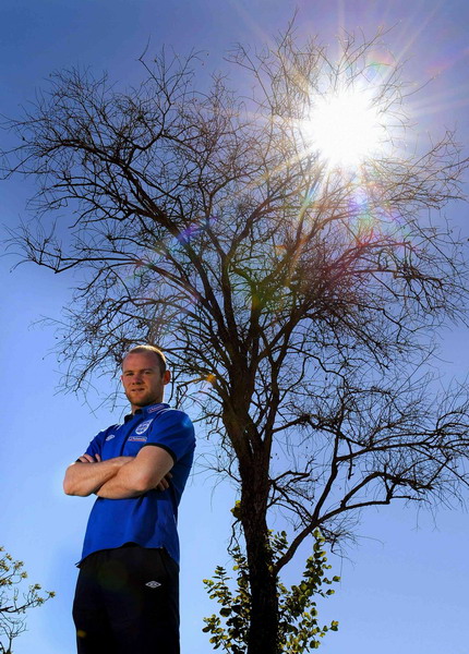 Rooney breaks for photo-op