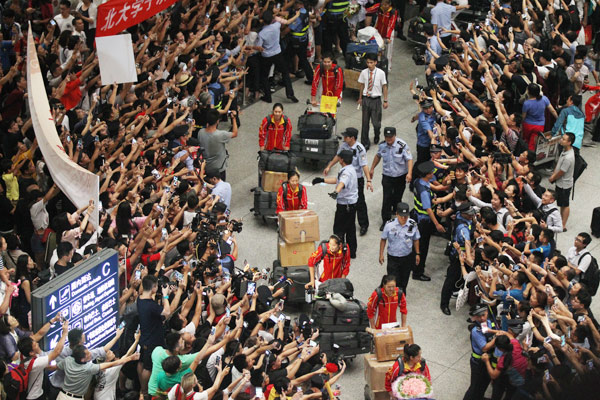 Victorious volleyball team receive heroes' welcome on return