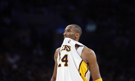 Lakers hang on for 101-96 win in Game 2