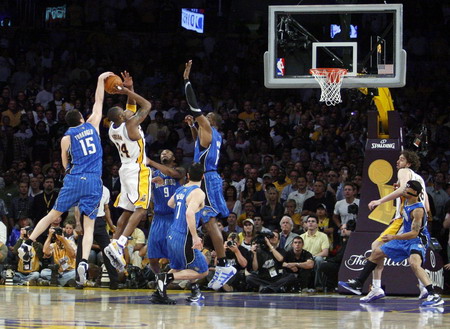 Lakers hang on for 101-96 win in Game 2