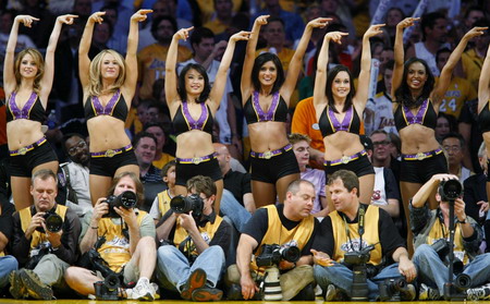 Lakers hang on for 101-96 win in Game 2