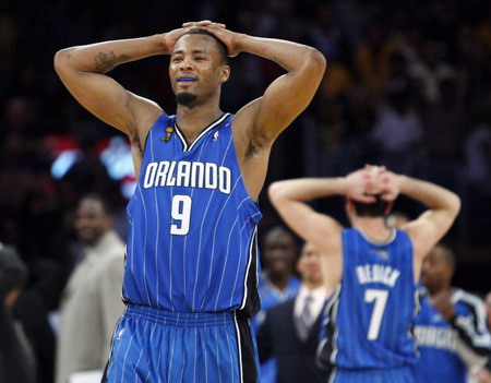 Lakers hang on for 101-96 win in Game 2