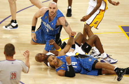 Lakers hang on for 101-96 win in Game 2