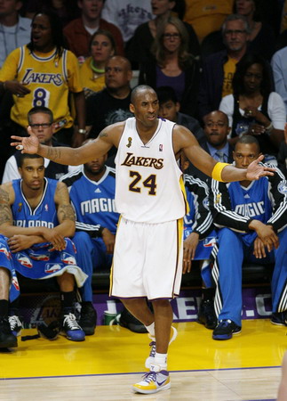 Lakers hang on for 101-96 win in Game 2