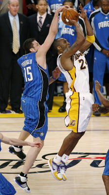 Lakers hang on for 101-96 win in Game 2